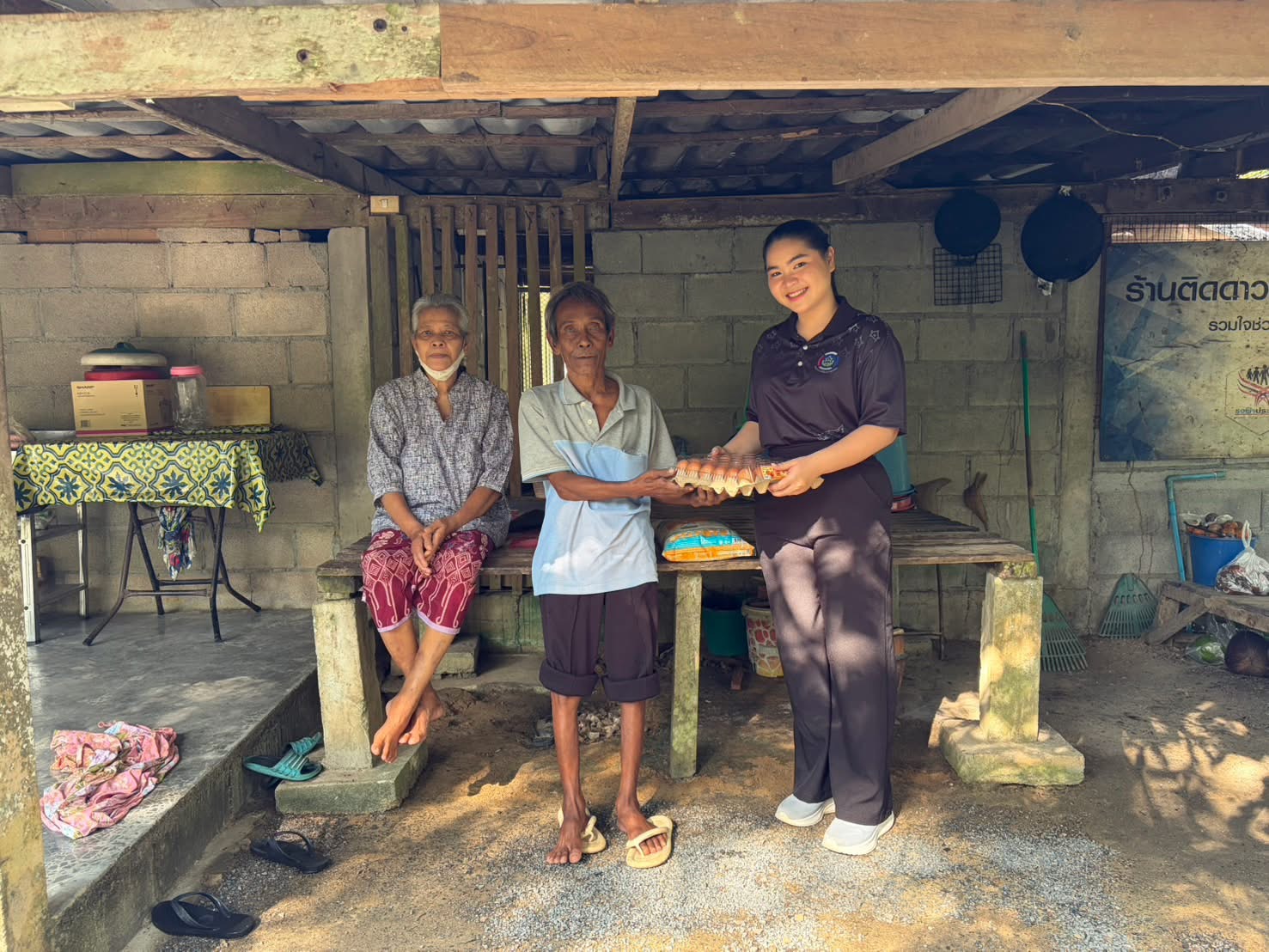 พช.ศรีนครินทร์ ลงพื้นที่มอบสิ่งของอุปโภคบริโภคเพื่อช่วยเหลือครัวเรือนที่ตกเกณฑ์การประเมินข้อมูลความจำเป็นพื้นฐาน (จปฐ.) 