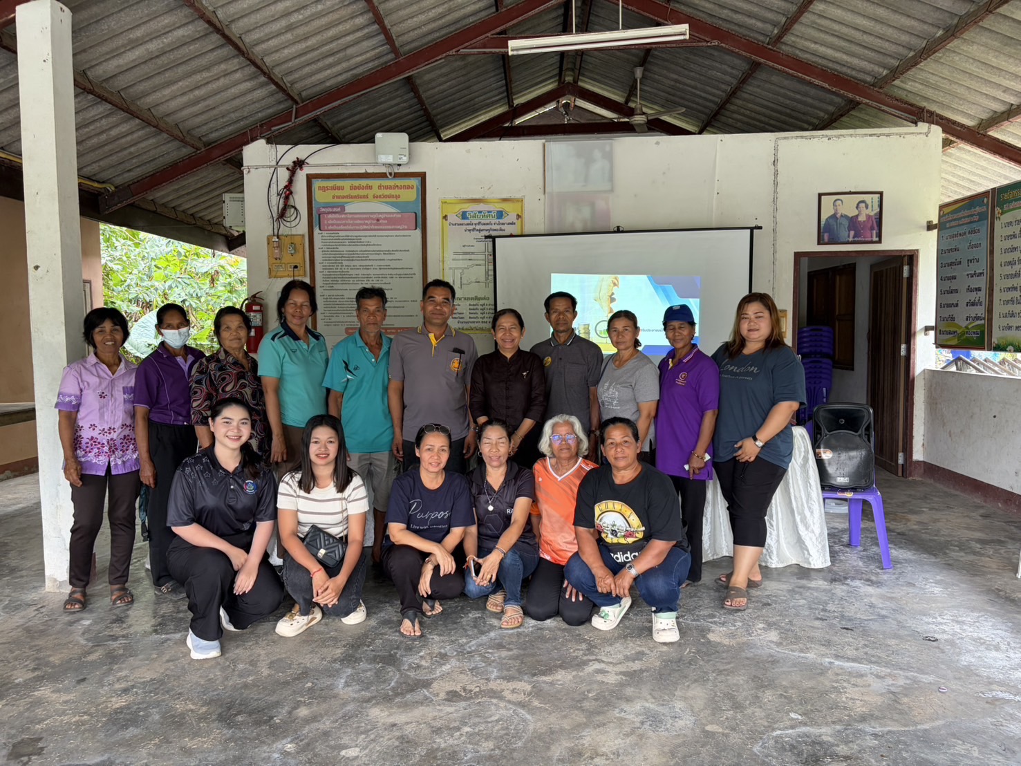 พช.ศรีนครินทร์ ดำเนินโครงการส่งเสริมประชาชนเป้าหมายเข้าถึงแหล่งทุน ณ ที่ทำการกลุ่มออมทรัพย์เพื่อการผลิตบ้านสวนหลวง