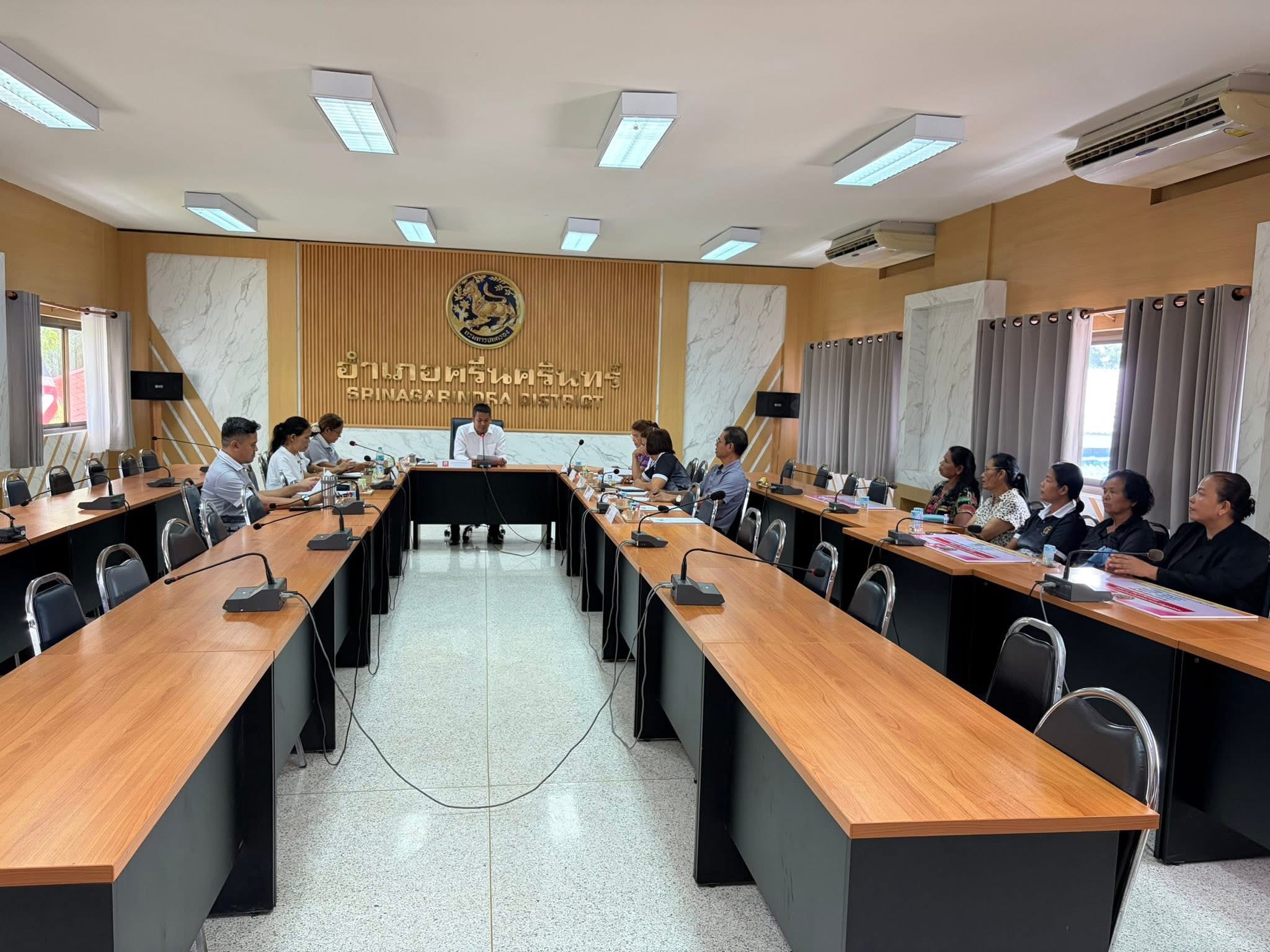 พช.ศรีนครินทร์ ประชุมคณะอนุกรรมการกลั่นกรองและติดตามการดำเนินงานกองทุนพัฒนาบทบาทสตรีอำเภอ