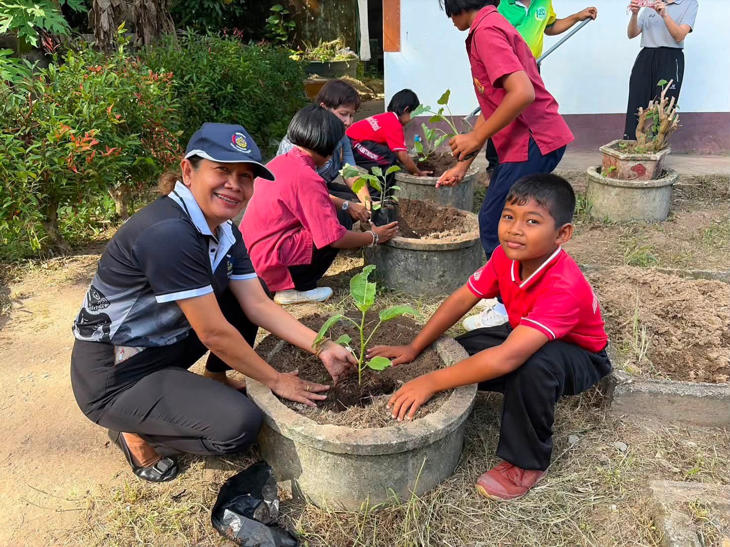 พช.ศรีนครินทร์ ร่วมโรงเรียนวัดเกษตรนิคม สร้างความมั่นคงทางอาหาร ปลูกผักเสริมทักษะและสร้างแหล่งอาหารในโรงเรียน